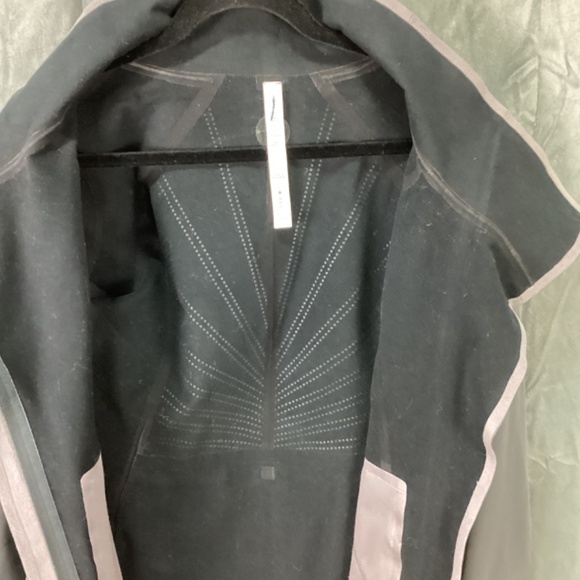 Lulu Lemon Unique Water Resistant Flattering Fitted Jacket Size 8 - Picture 8 of 10